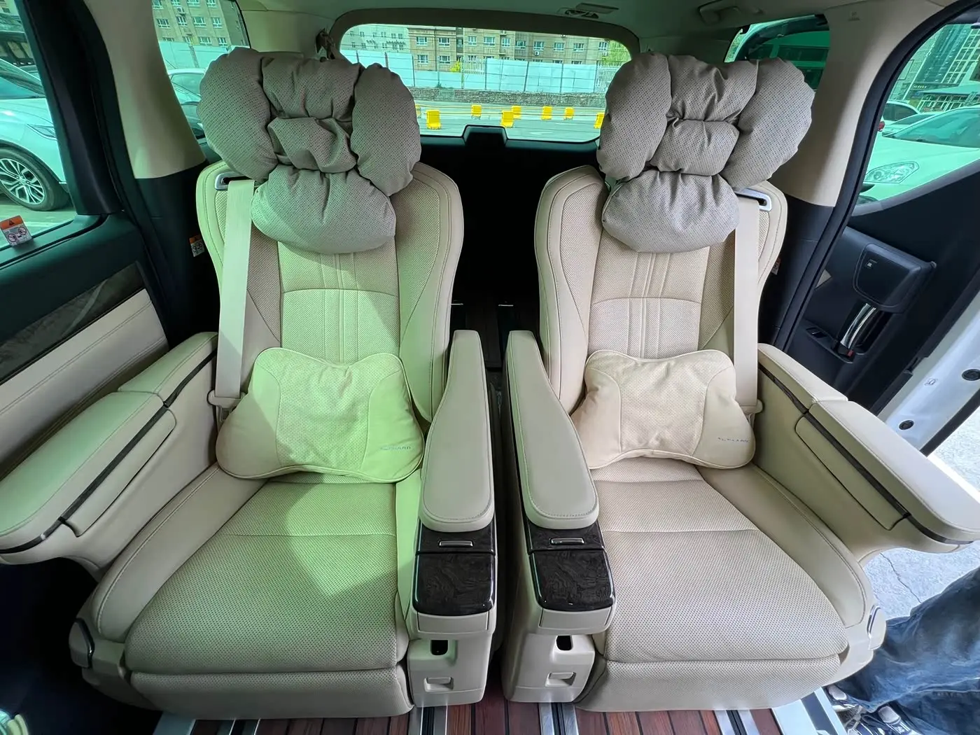 Toyota Alphard 2024 — Photo 7/10