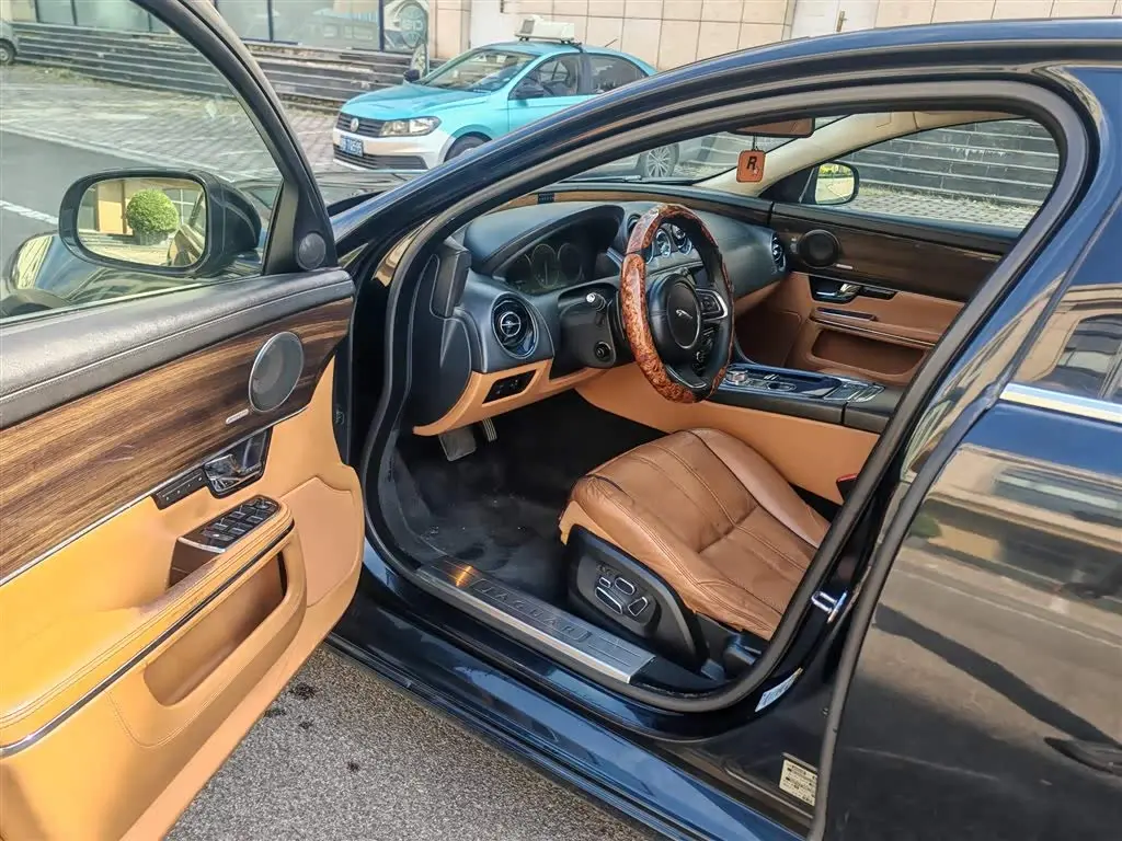 Jaguar XJ 2012 — Photo 7/16