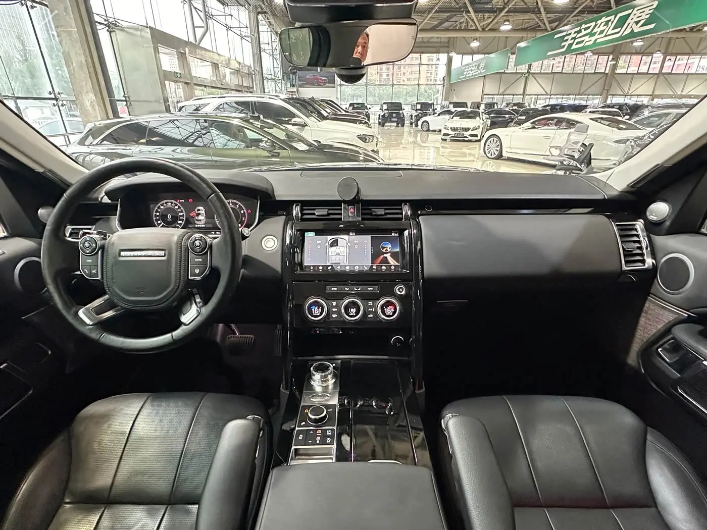Land Rover Discovery 2018 — Photo 18/19