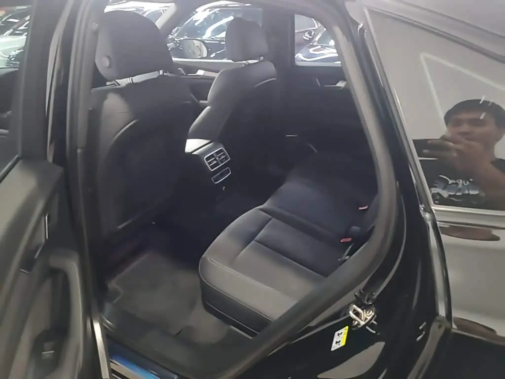 Audi Q5L Sportback 2024 — ფოტო 17/20