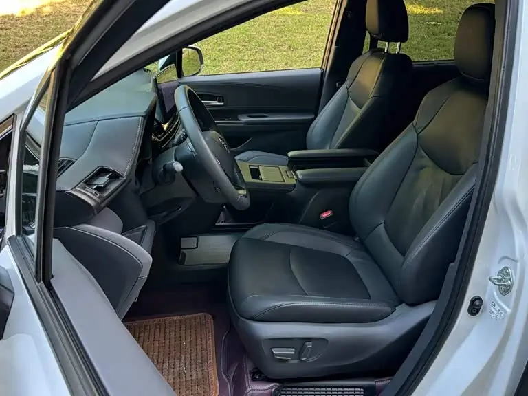Toyota Sienna 2024 — Photo 14/19