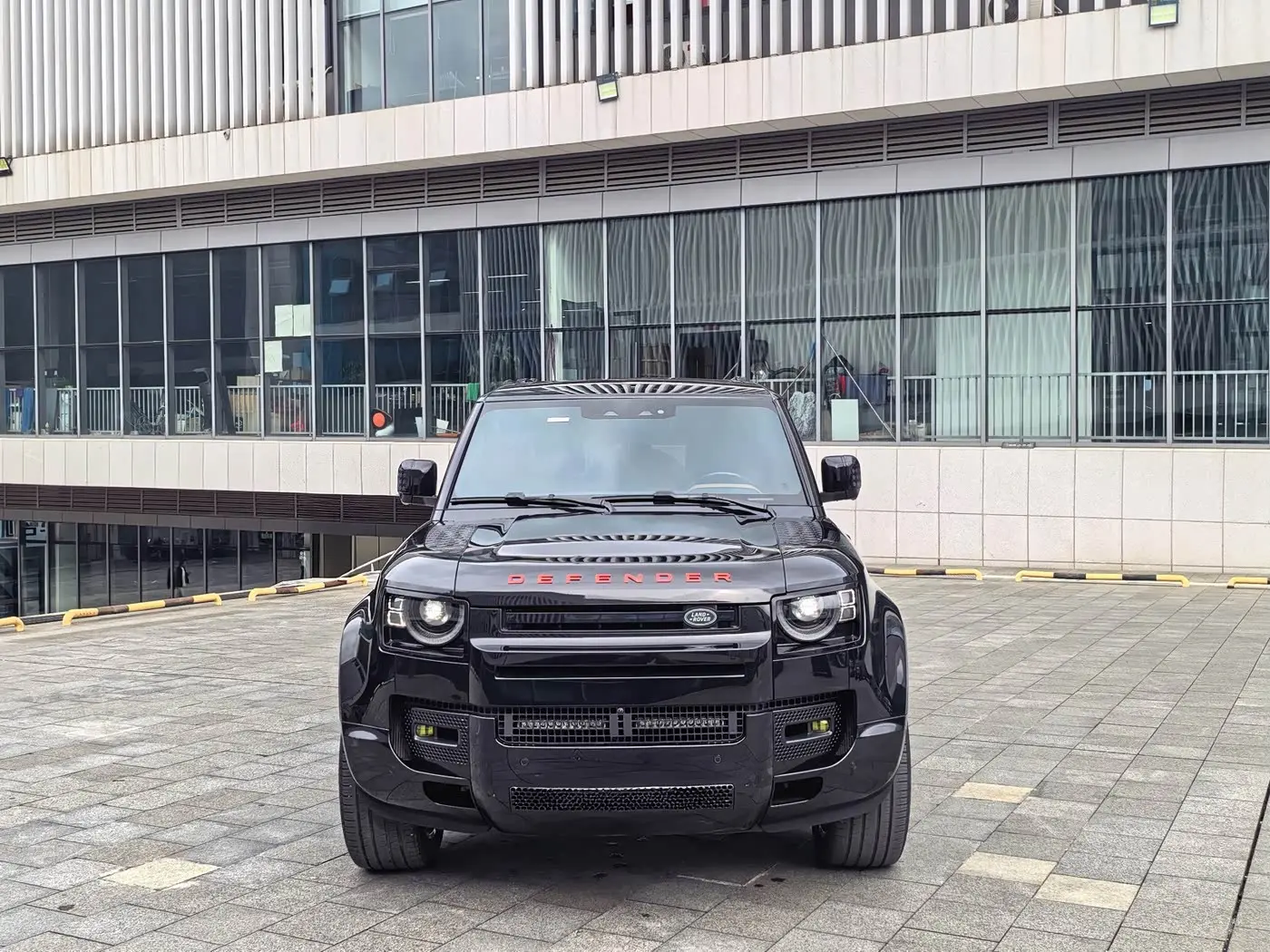 Land Rover Defender 2023 — Фото 2/20