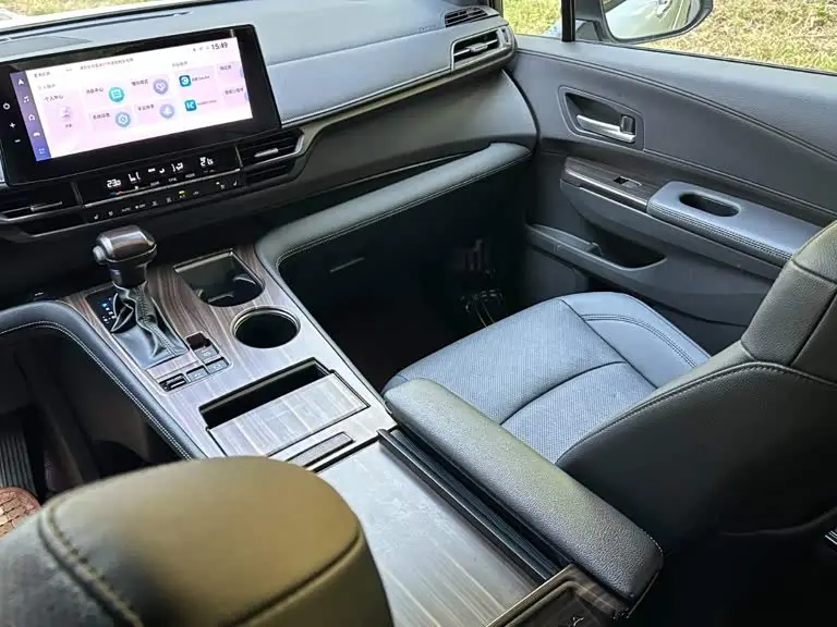 Toyota Sienna 2024 — Photo 13/19