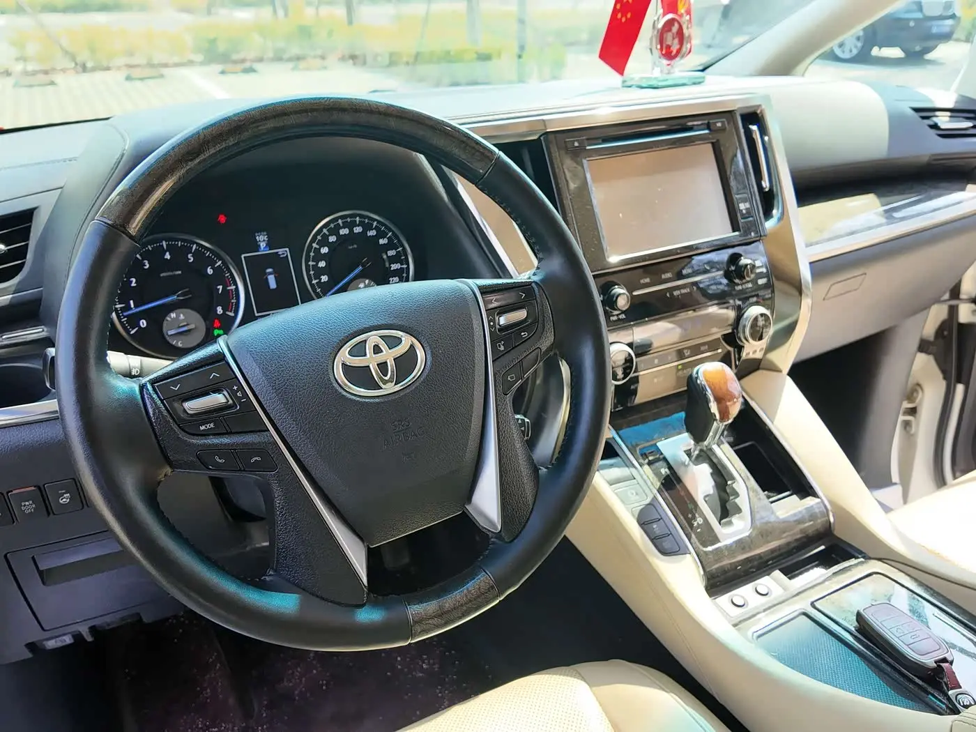 Toyota Alphard 2017 — ფოტო 8/20