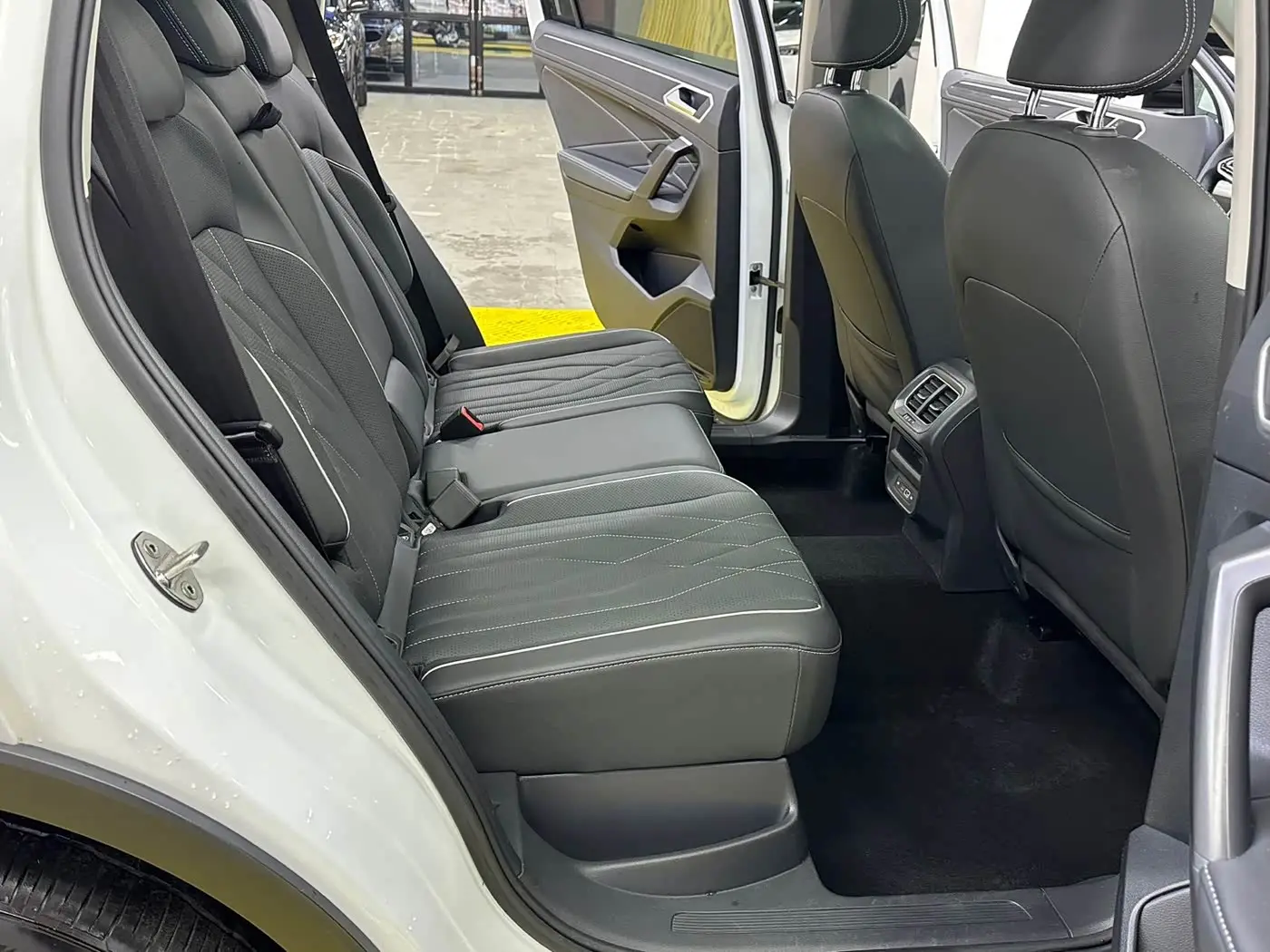 Volkswagen Tiguan L 2023 — Photo 19/20