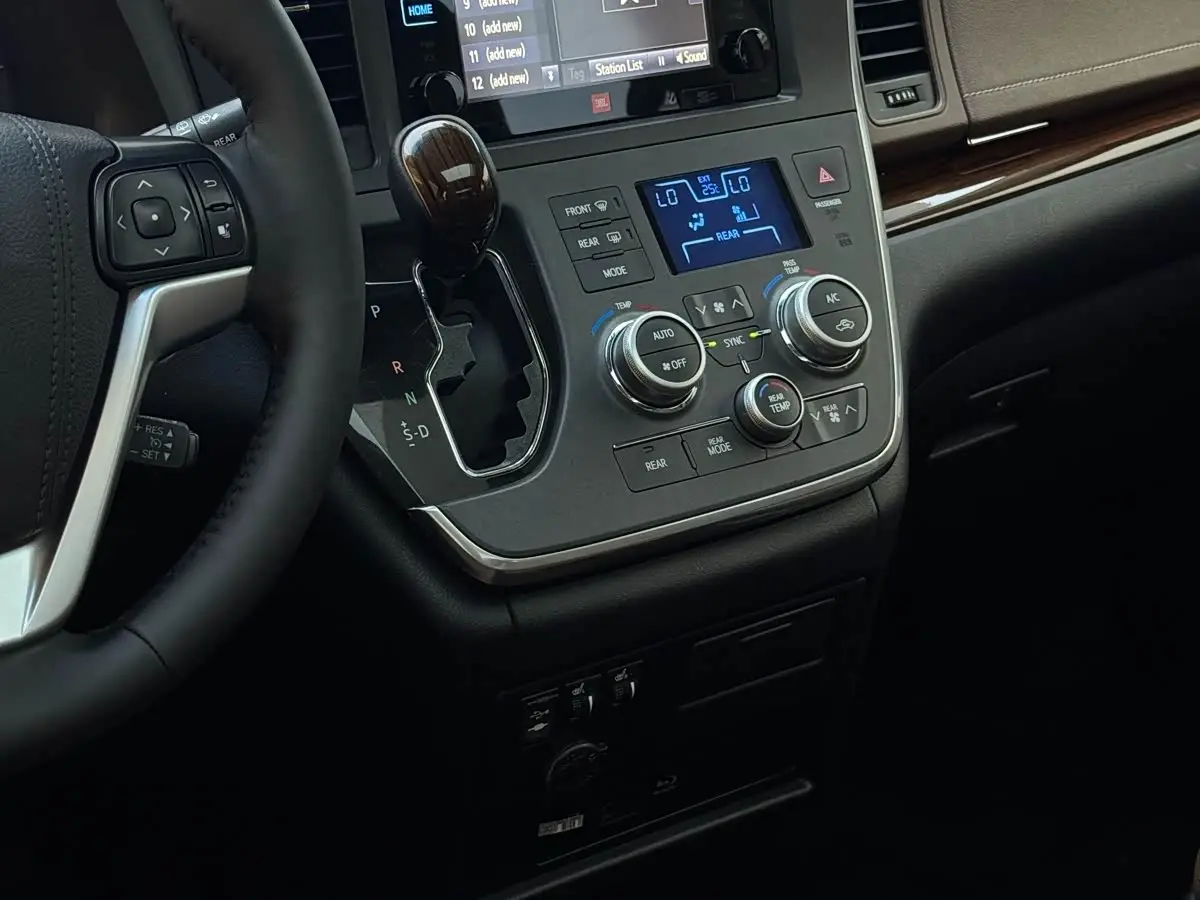 Toyota Sienna 2017 — Şəkil 16/20