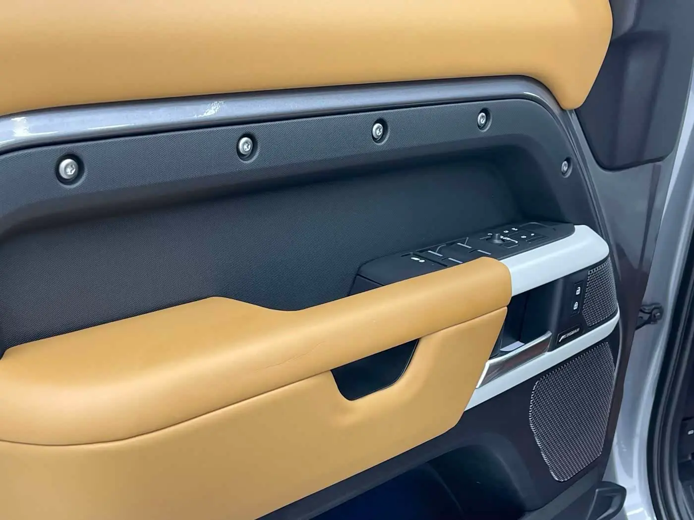 Land Rover Defender 2023 — Photo 16/20