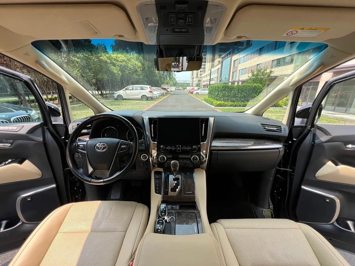 Toyota Vellfire 2022 — Photo 5/18