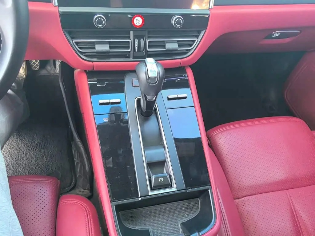 Porsche Macan 2023 — Photo 6/14