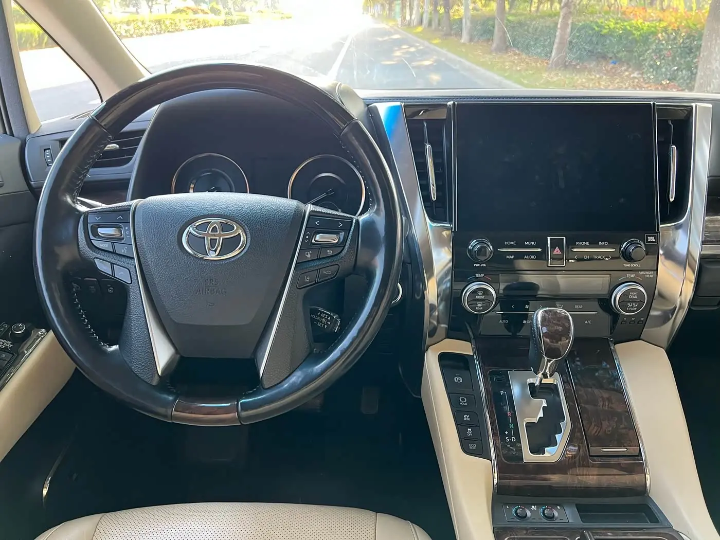 Toyota Alphard 2021 — Photo 14/20