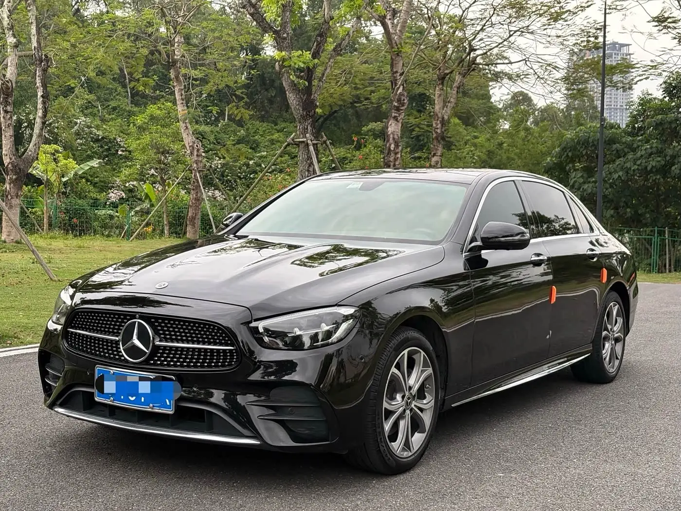 Mercedes-Benz E-Class 2021 — Photo 1/9