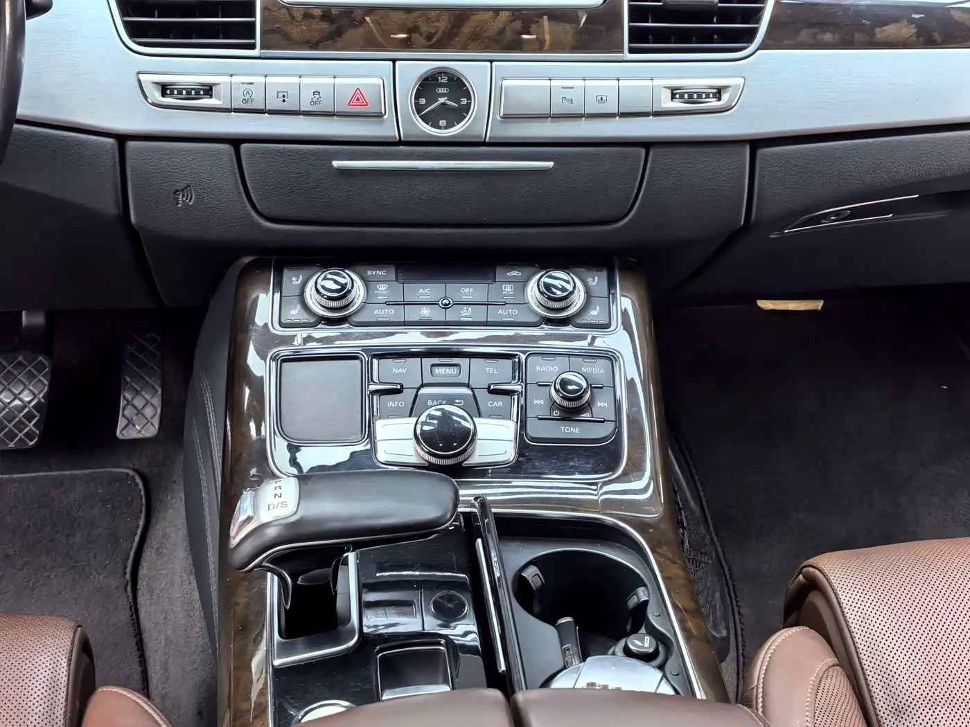 Audi A8 2014 — Şəkil 11/15