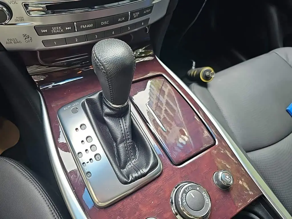 Infiniti Q70 2017 — Photo 12/20