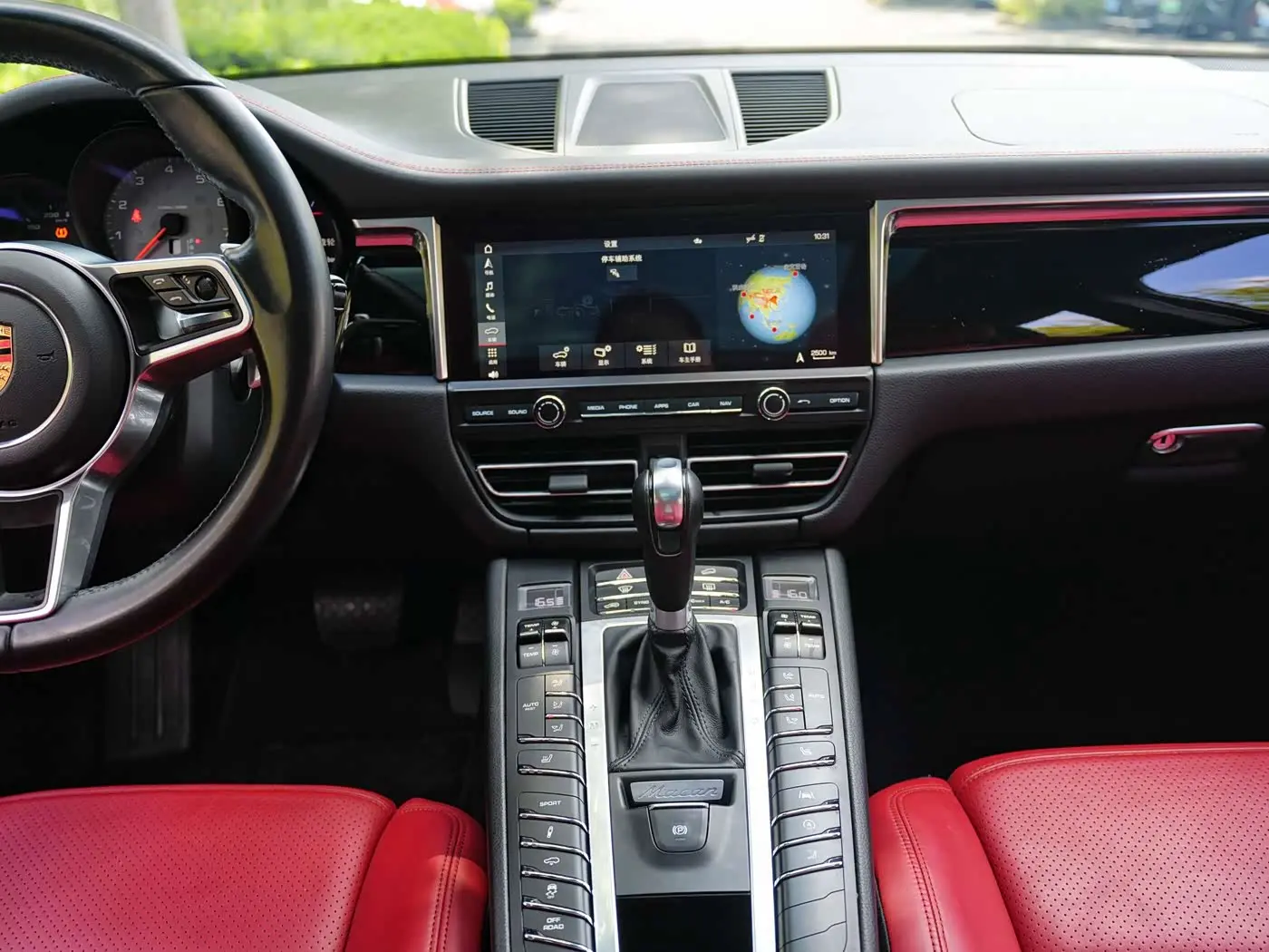 Porsche Macan 2021 — Photo 14/15