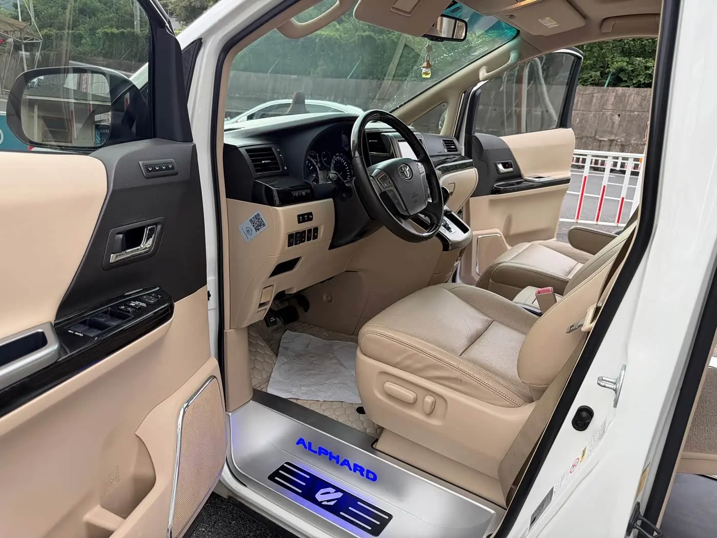 Toyota Alphard 2015 — Photo 5/19