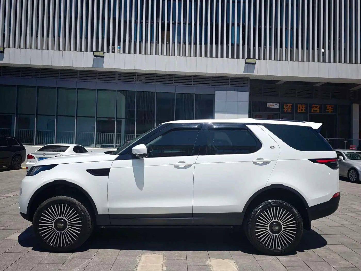 Land Rover Discovery 2020 — Photo 3/20