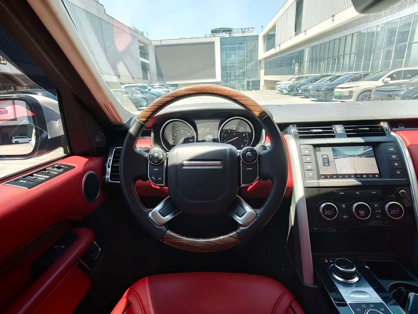 Land Rover Discovery 2020 — Photo 14/20