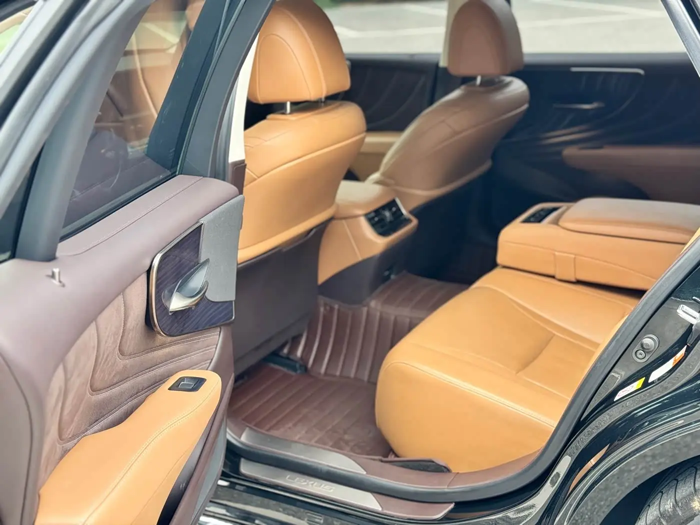 Lexus LS 2018 — Photo 9/19