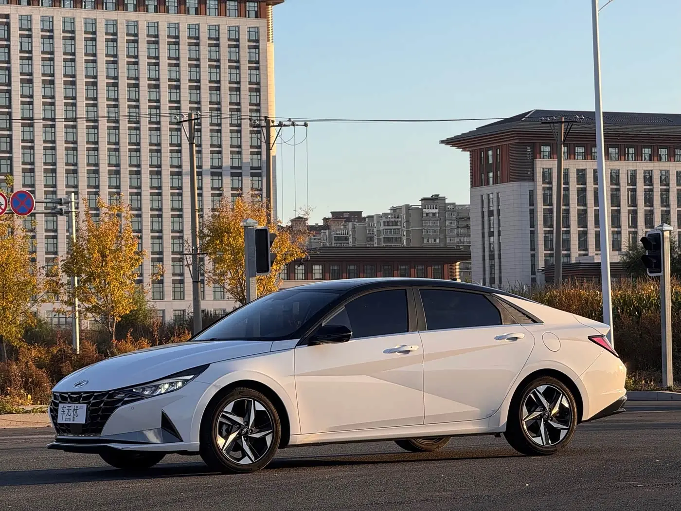 Hyundai Elantra 2022 — Фото 1/20