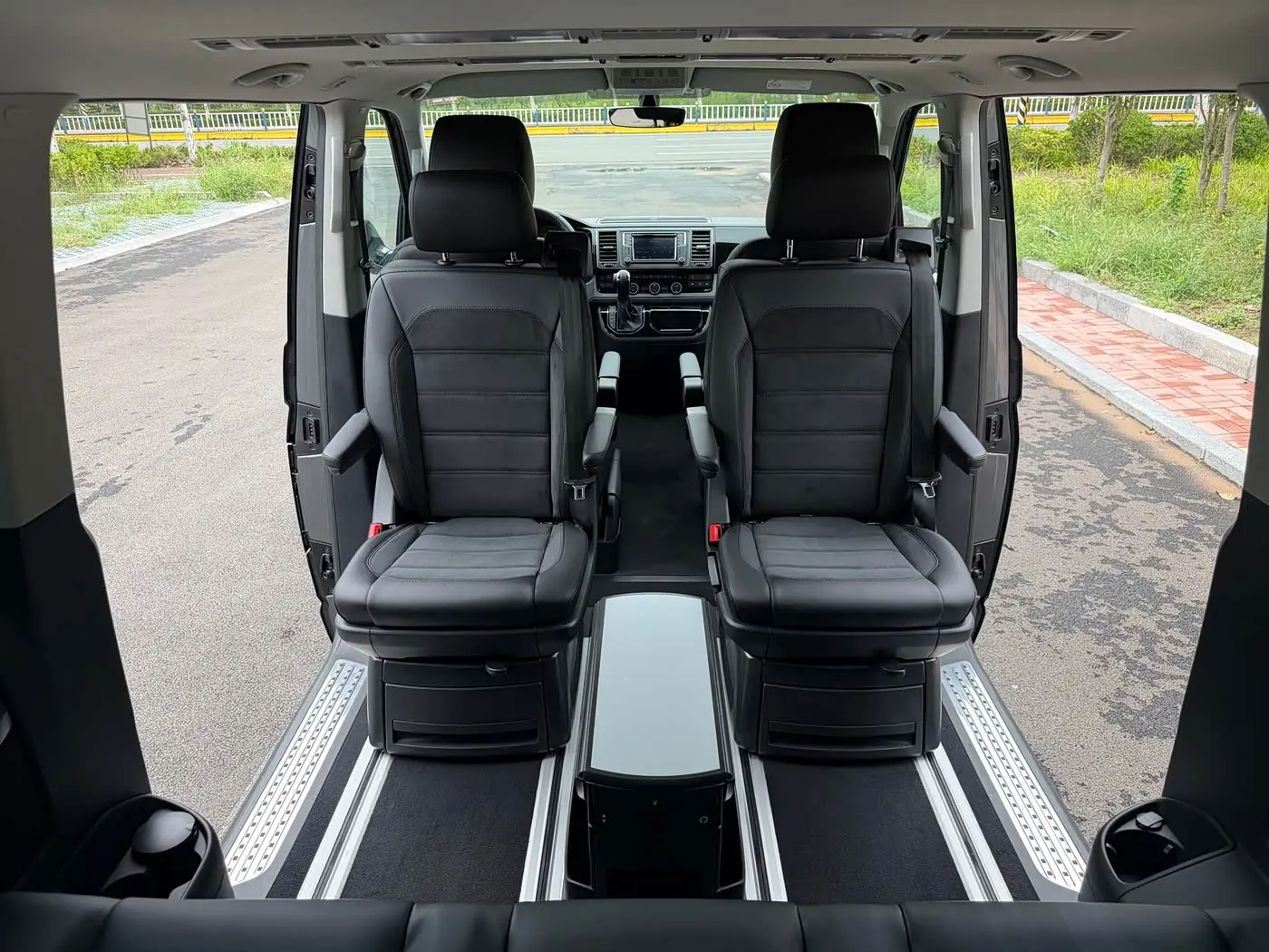 Volkswagen Multivan 2018 — Photo 16/20
