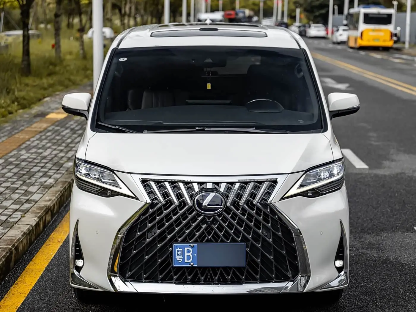 Lexus LM 2022 — Photo 2/17