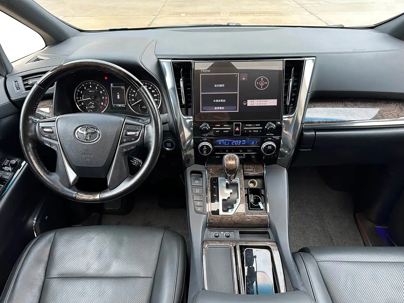Toyota Alphard 2022 — Photo 5/9