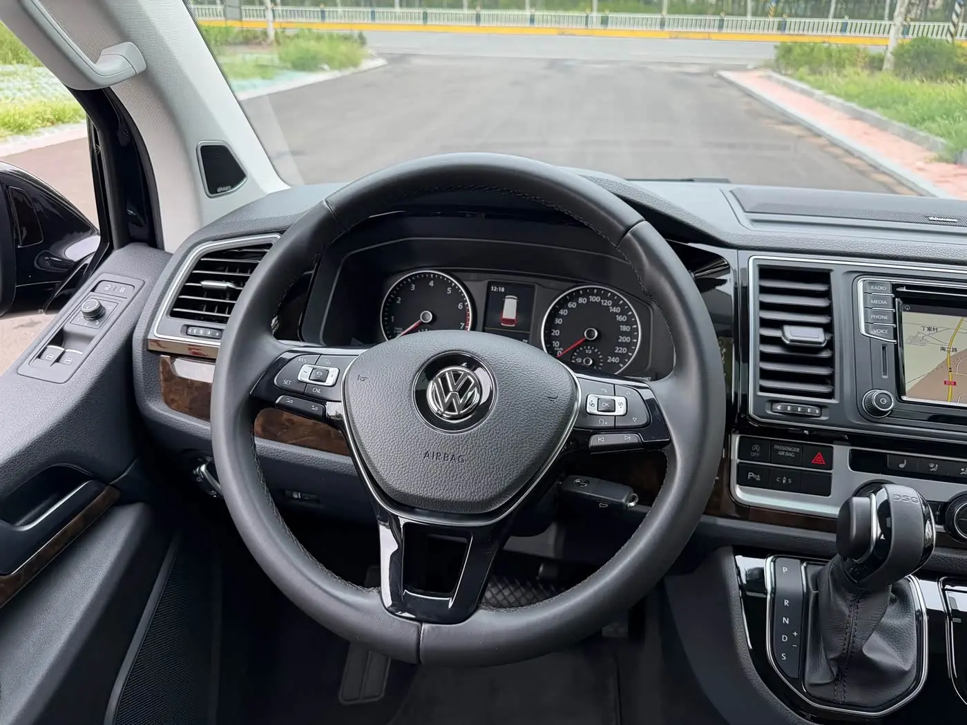 Volkswagen Multivan 2017 — Photo 8/20