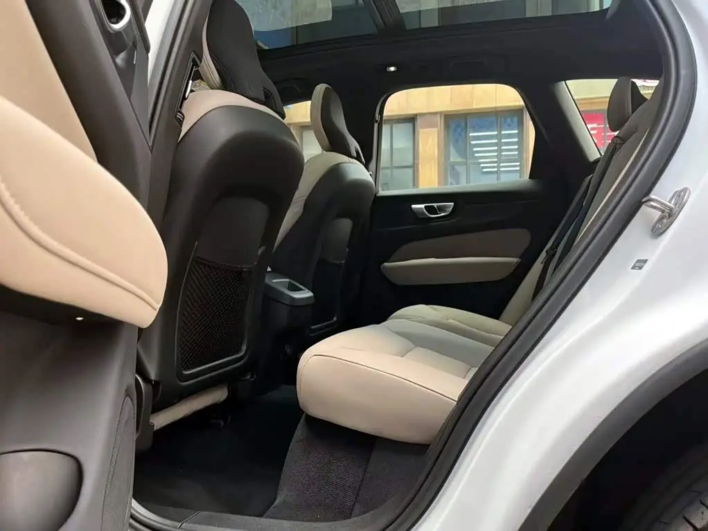 Volvo XC60 2025 — Photo 10/14