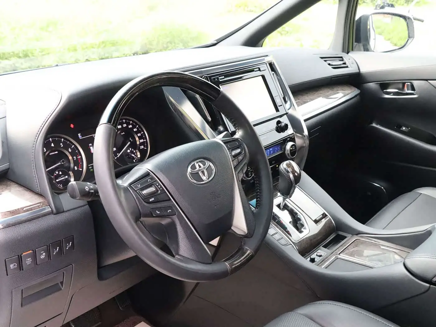 Toyota Alphard 2019 — Фото 10/14