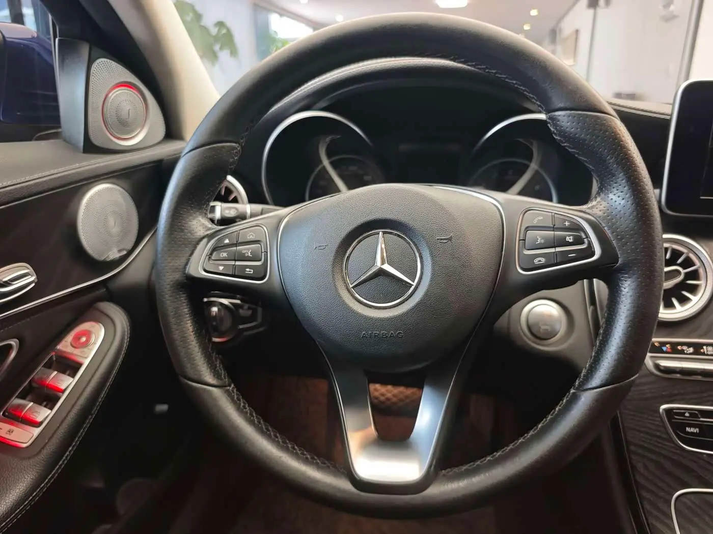 Mercedes-Benz C-Class 2018 — Photo 7/17