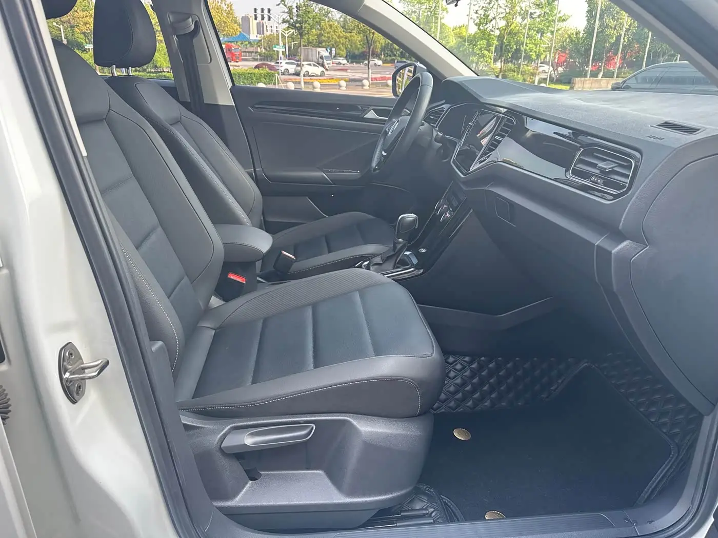 Volkswagen T-ROC 2021 — Photo 8/10