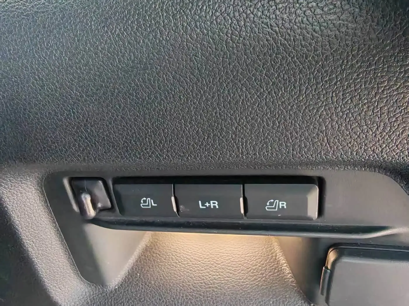 Ford Explorer 2022 — ფოტო 17/20