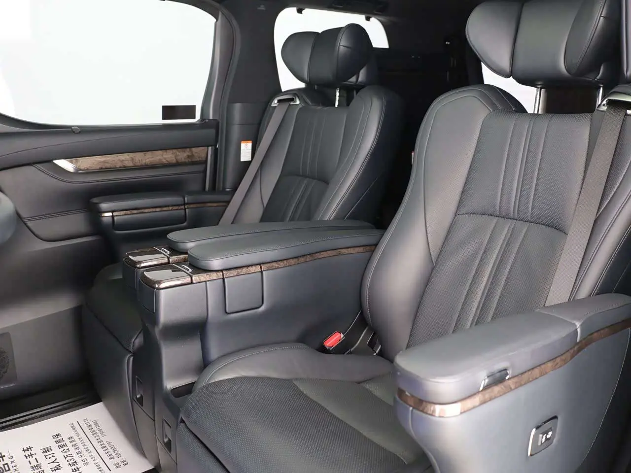 Toyota Alphard 2018 — Photo 8/20