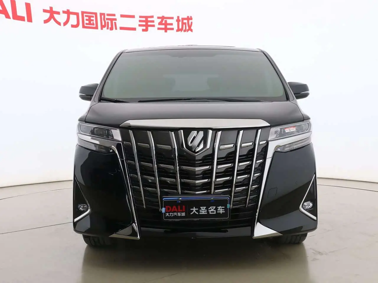 Toyota Alphard 2018 — Photo 2/20