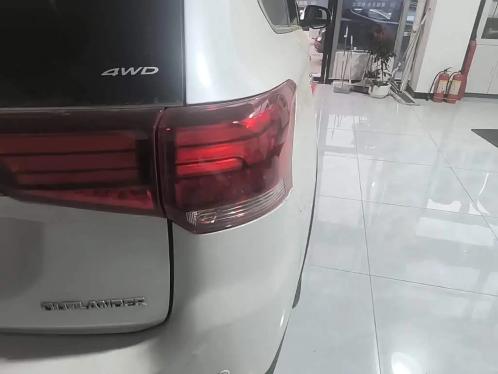 Mitsubishi Outlander 2018 — Şəkil 8/20