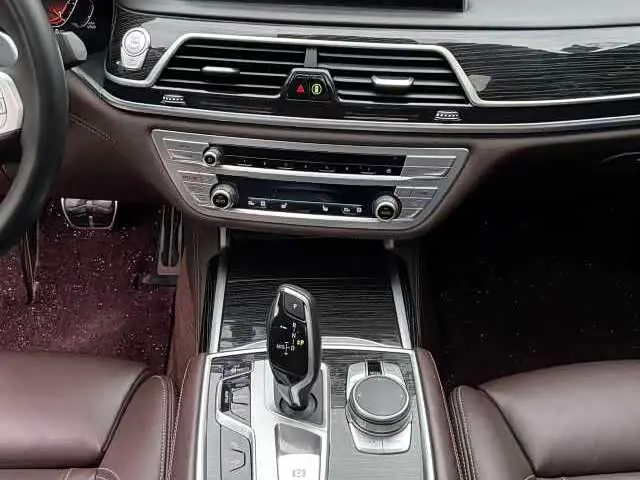 BMW 7 Series 2021 — Photo 11/18