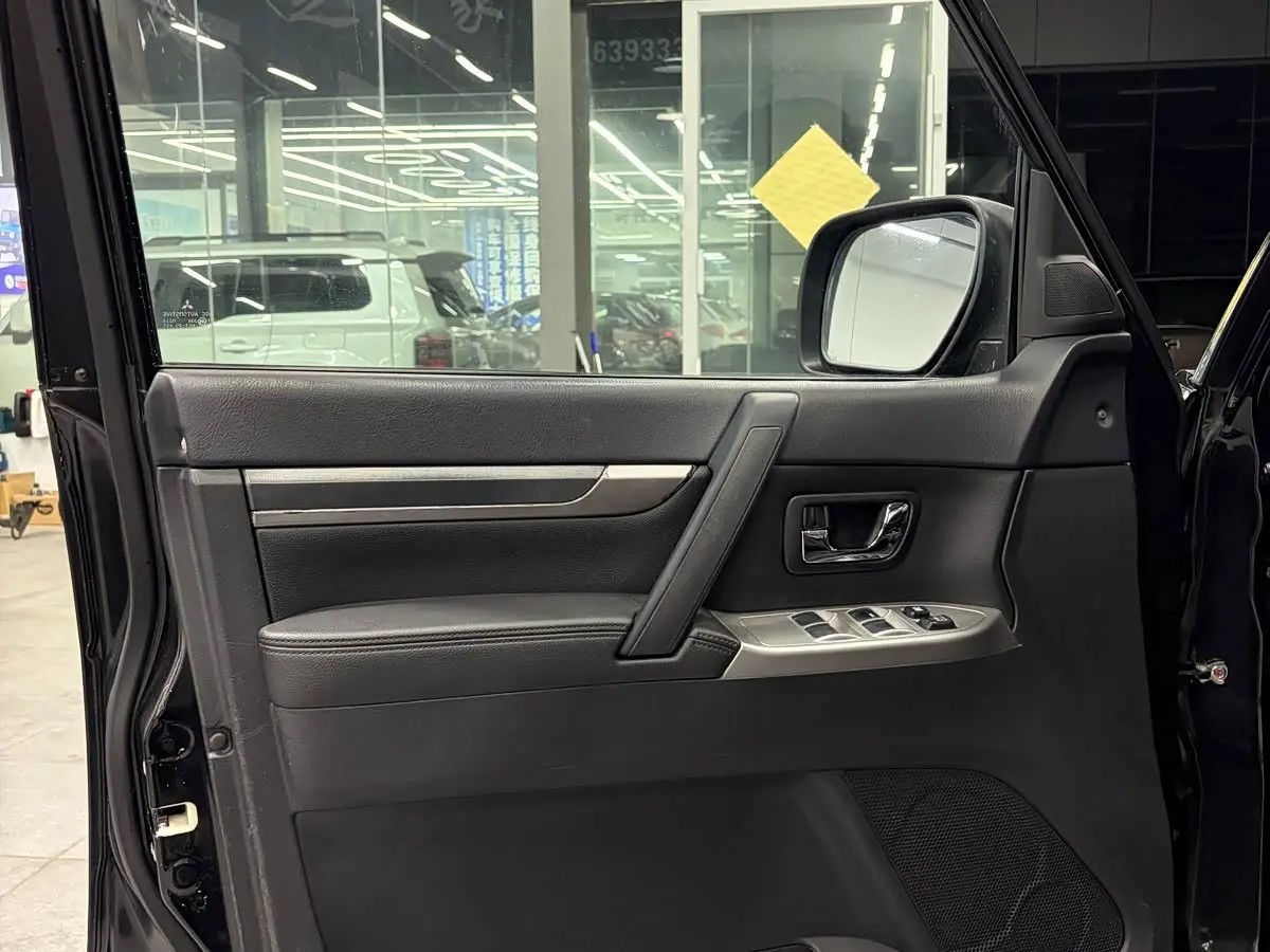 Mitsubishi Pajero 2015 — Şəkil 11/15