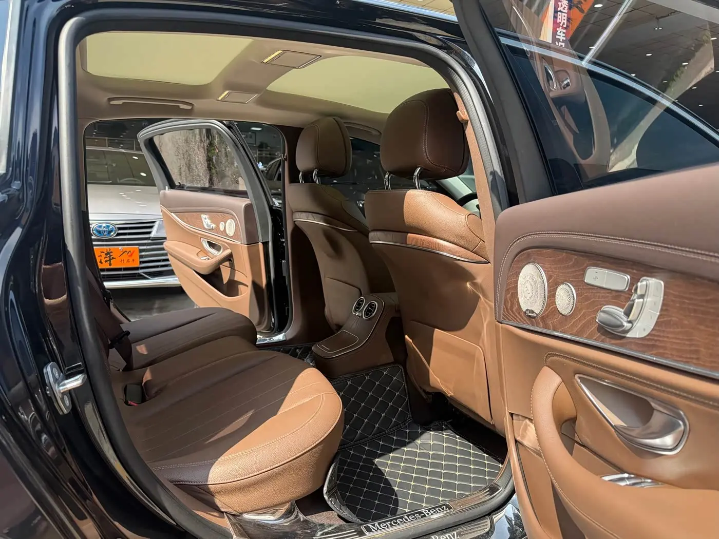 Mercedes-Benz E-Class 2023 — Фото 18/19