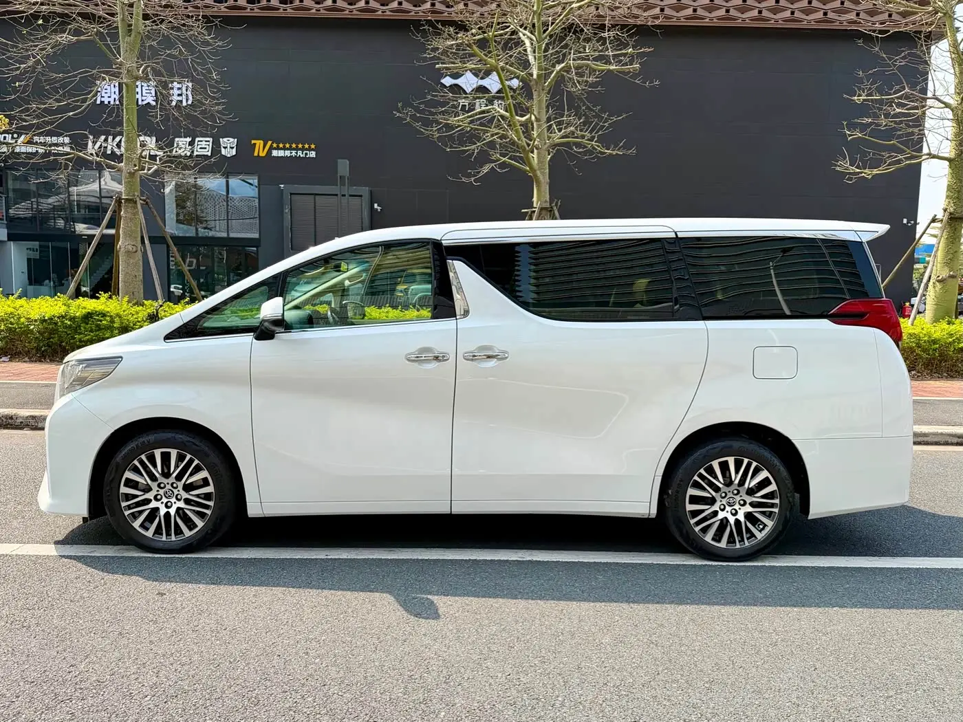 Toyota Alphard 2017 — ფოტო 8/20
