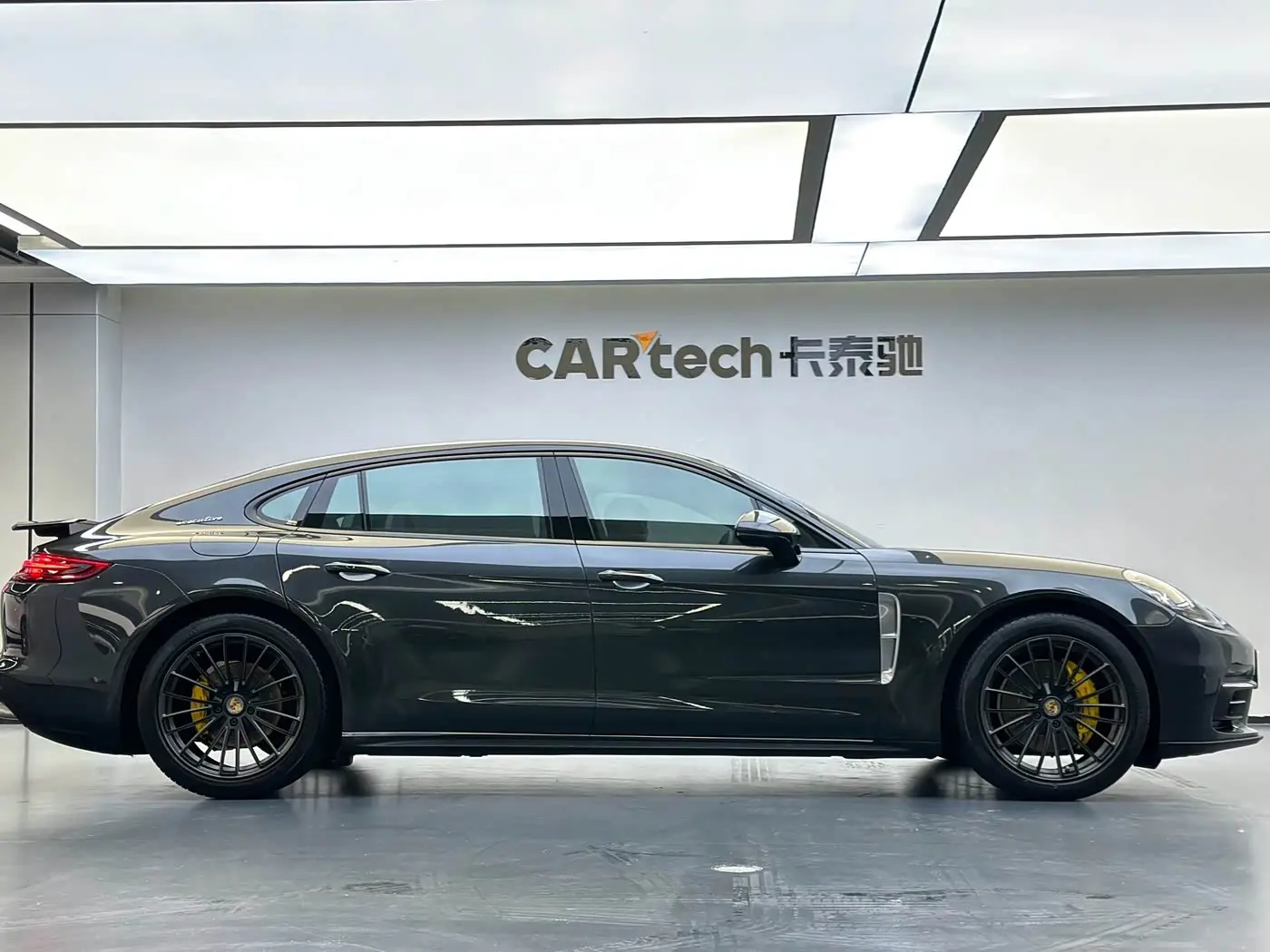 Porsche Panamera 2019 — Фото 4/16