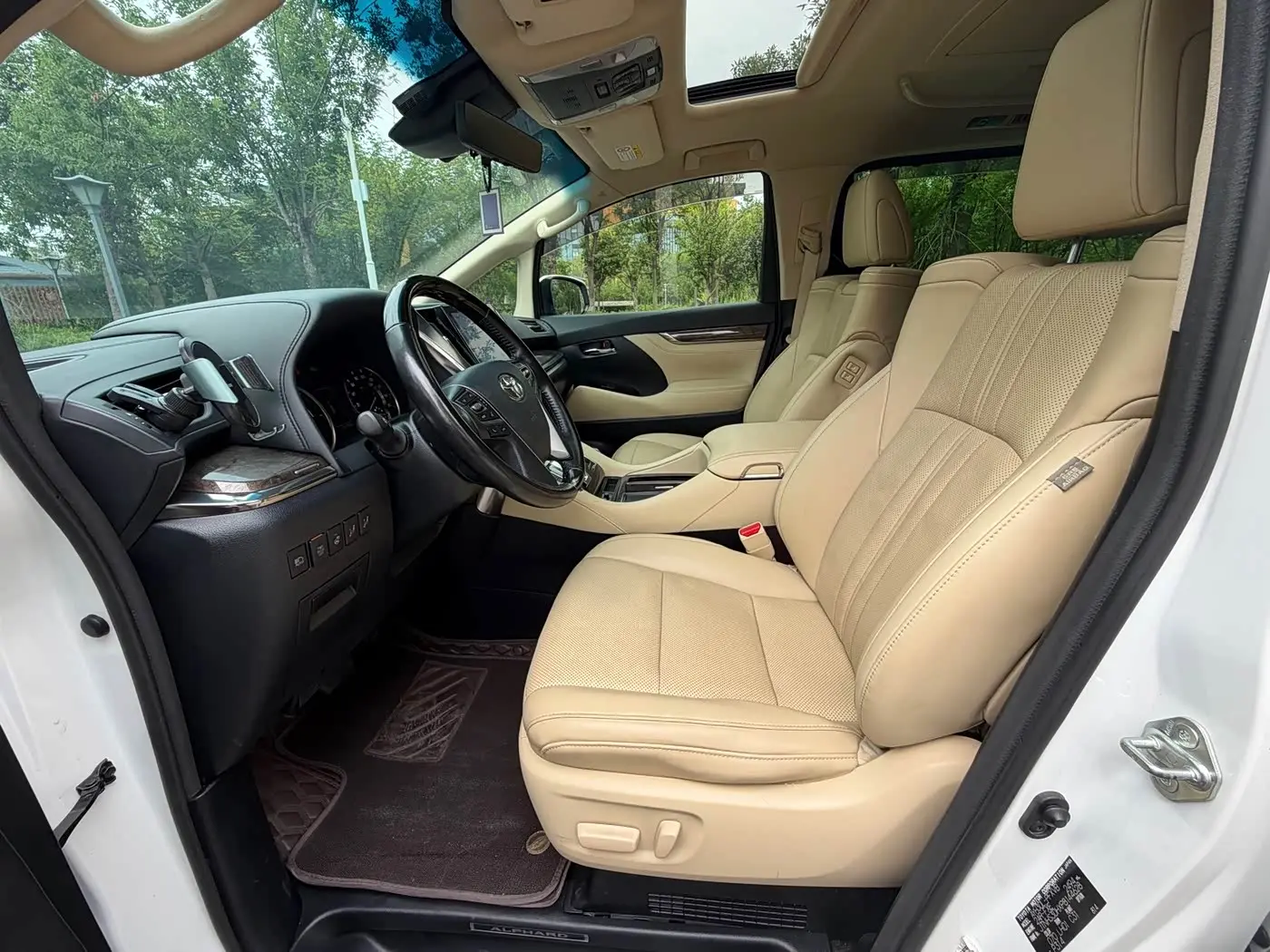 Toyota Alphard 2024 — Photo 7/20