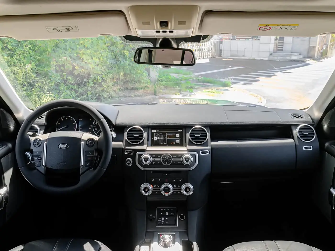 Land Rover Discovery 2016 — Photo 16/20