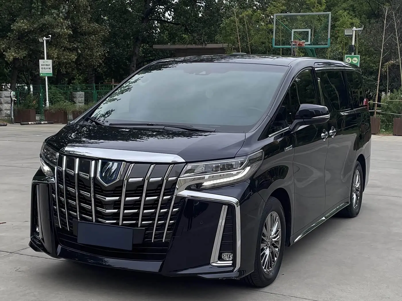 Toyota Alphard 2021 — Photo 1/19