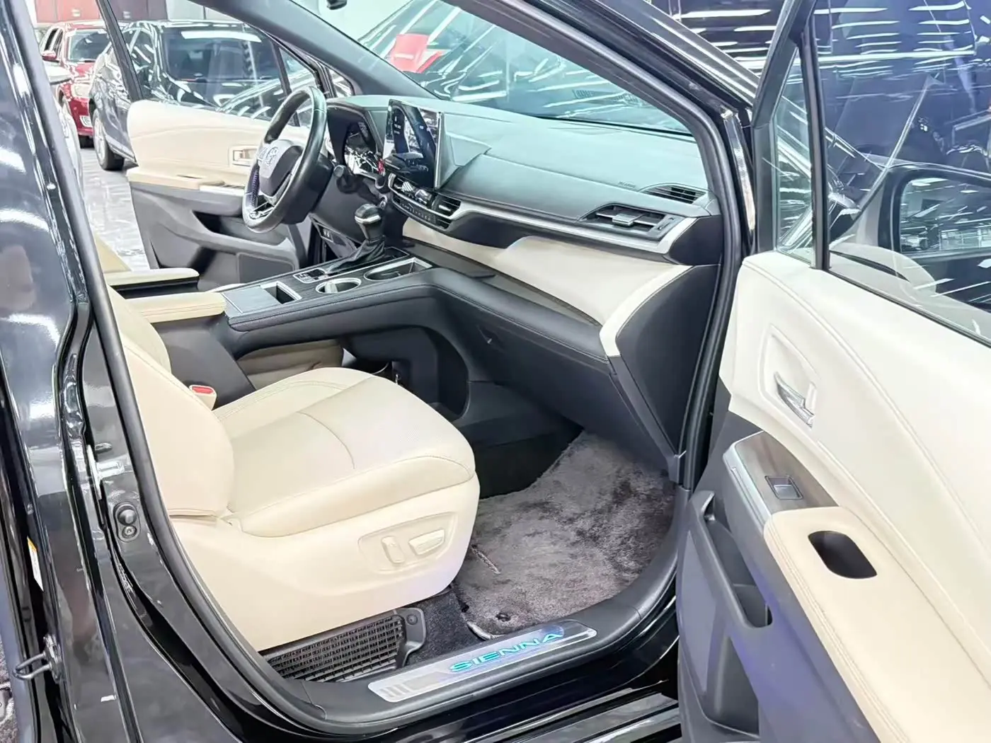Toyota Sienna 2023 — Photo 8/12
