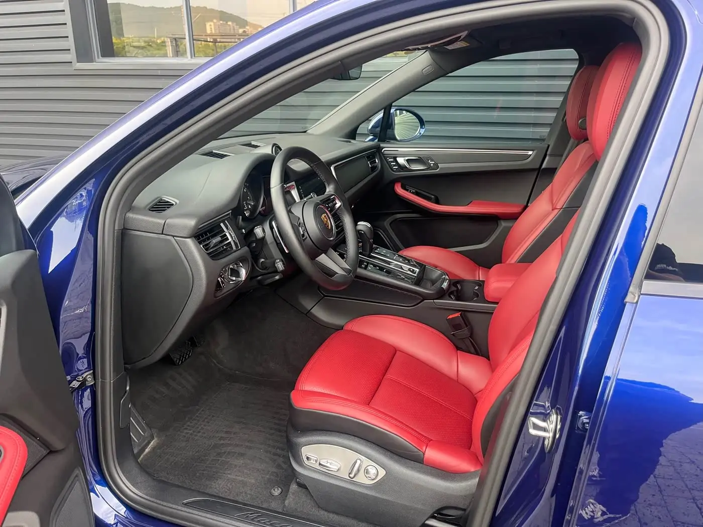 Porsche Macan 2023 — Photo 6/18