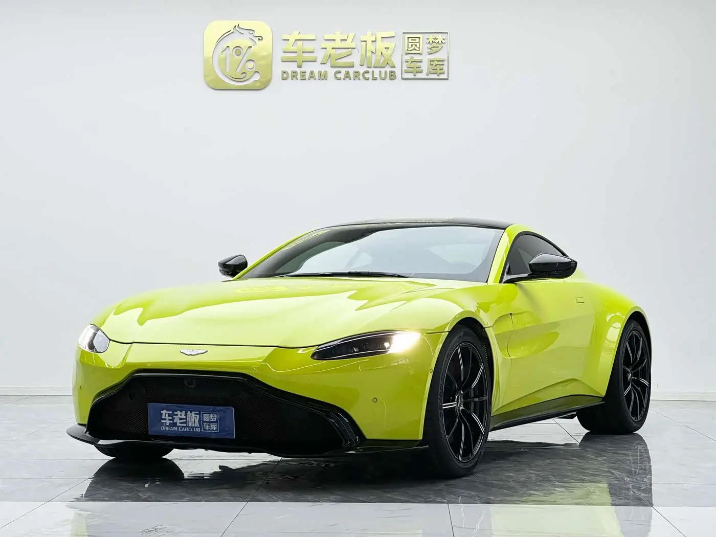 Aston Martin V8 Vantage 2020 — Фото 1/20