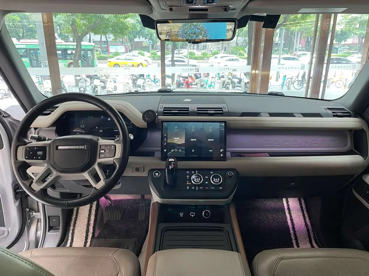 Land Rover Defender 2022 — Photo 15/20