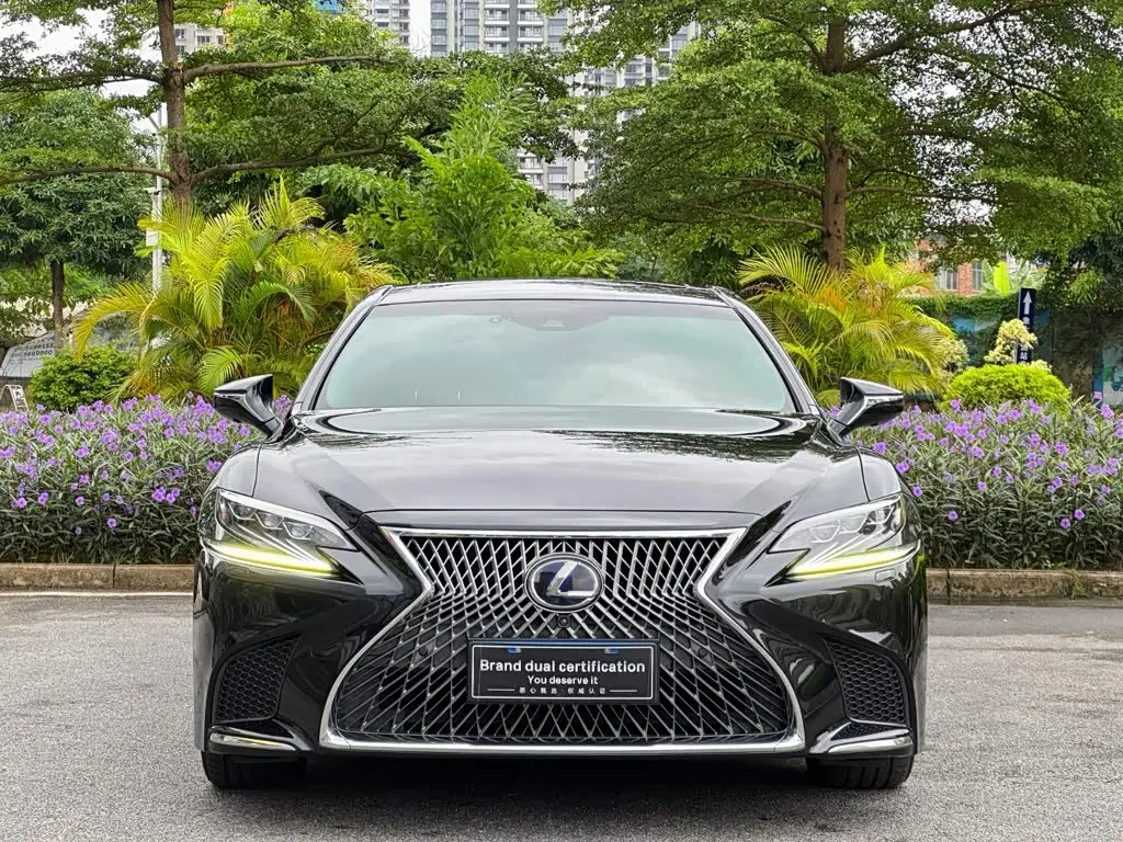 Lexus LS 2020 — Photo 2/19
