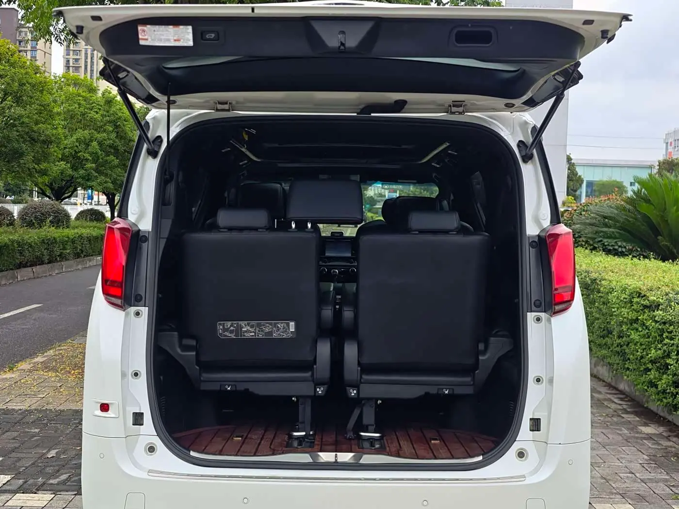Toyota Alphard 2018 — ფოტო 14/20