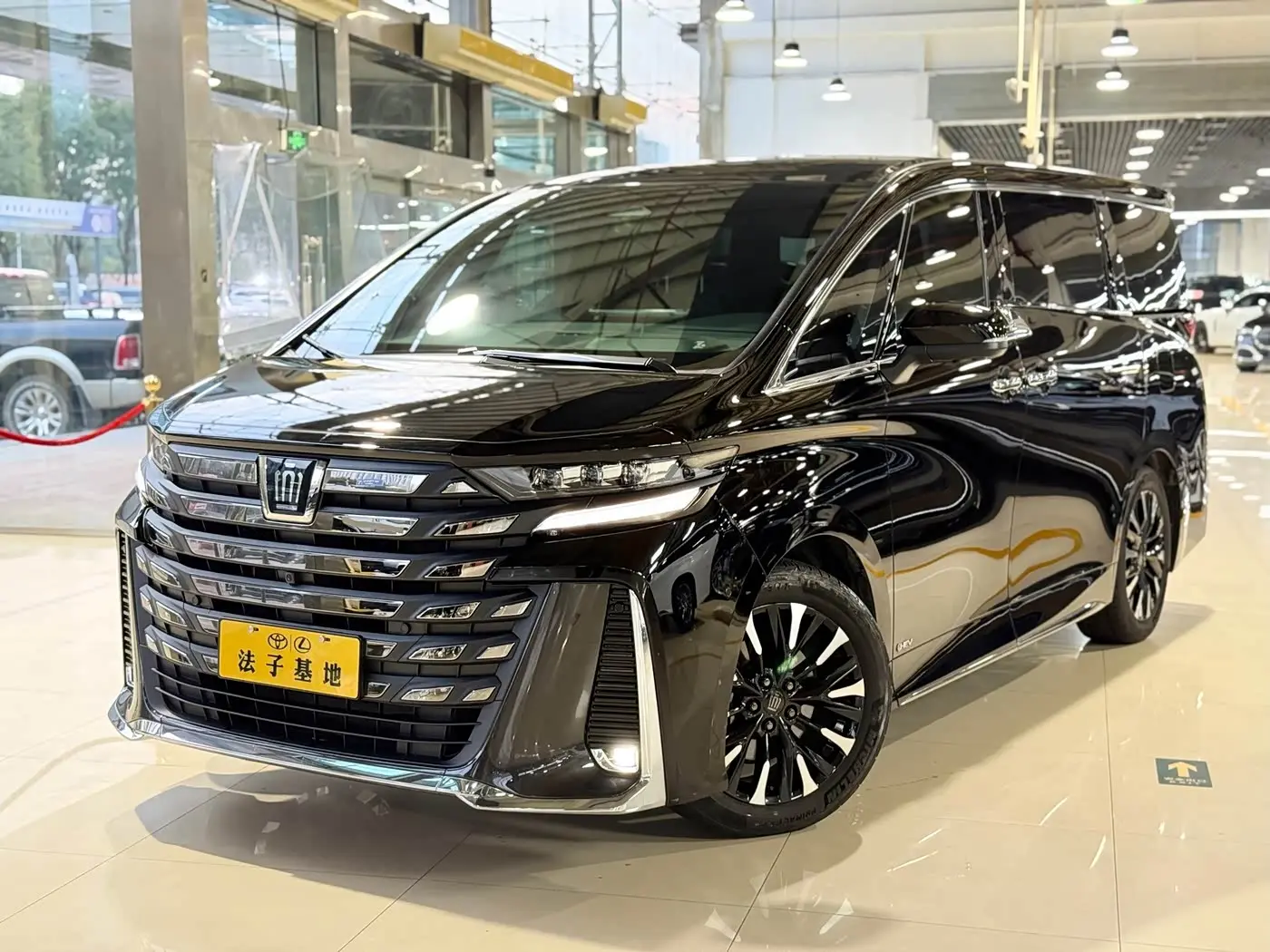 Toyota Vellfire 2024 — Фото 1/20